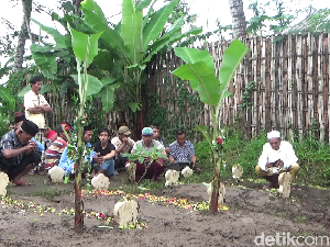 6 Korban Tewas MPV Tabrak Truk di Probolinggo Dimakamkan