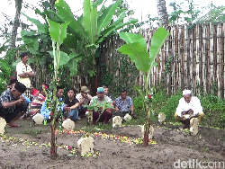 6 Korban Tewas MPV Tabrak Truk di Probolinggo Dimakamkan