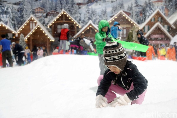Membuat Boneka Salju di Trans Snow World Bekasi