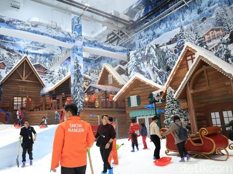 Isi Liburan Sekolah, Ajak Anak Berseluncur di Trans Snow World