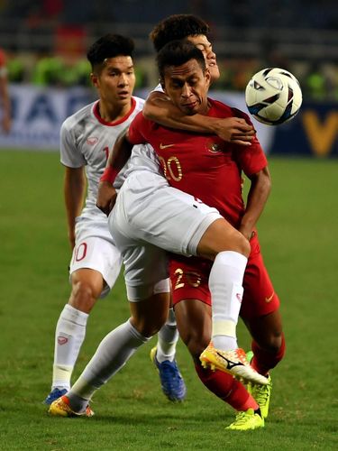 Osvaldo Haay ditahan pemain Vietnam. 