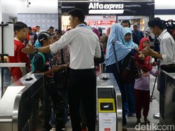 Heboh di Twitter Masuk Gate MRT Lelet Gegara Tap Kartu Lemot