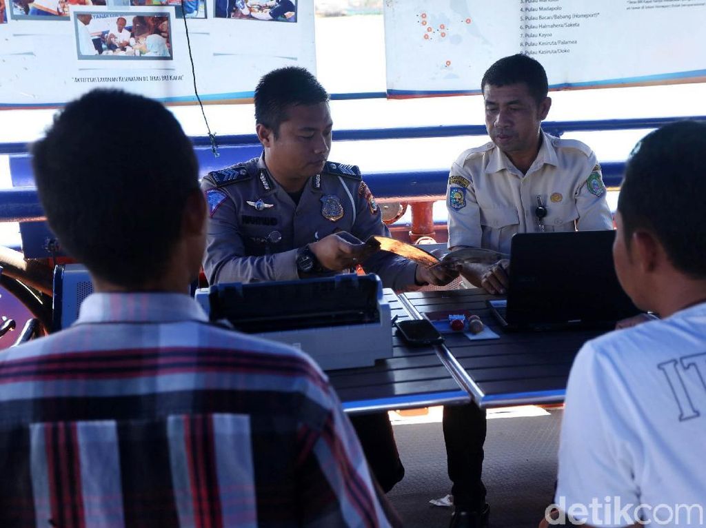 Eksistensi Samsat Apung di Tengah Lautan Halmahera Selatan Eksistensi Samsat Apung di Tengah Lautan Halmahera Selatan