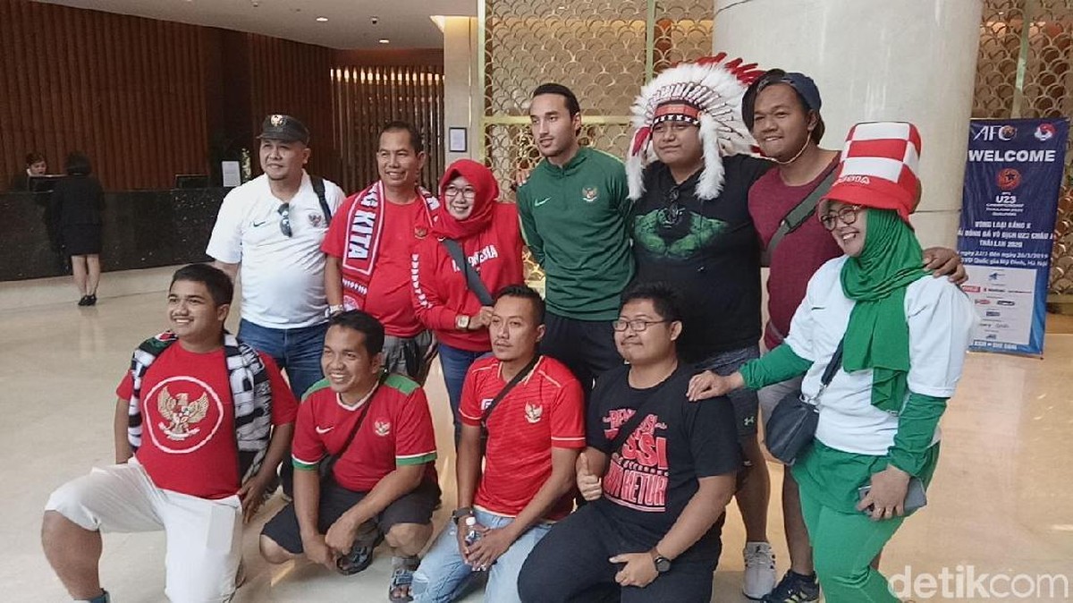 Ezra Walian bersama pendukung timnas Indonesia di Hanoi, Vietnam. (Foto: Randy Prasatya/Detikcom)