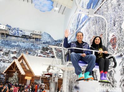 Momen CT dan Istri Jajal Wahana Trans Snow World Juanda
