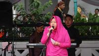 Foto: Gaya Wali Kota Surabaya Tampil Mencuri Atensi Pakai Kebaya dan Boots