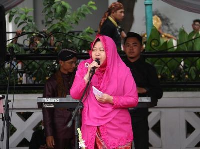 Foto: Gaya Wali Kota Surabaya Tampil Mencuri Atensi Pakai Kebaya dan Boots