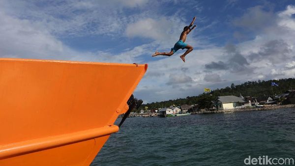 Potret Anak-anak Madopolo Bermain di Laut