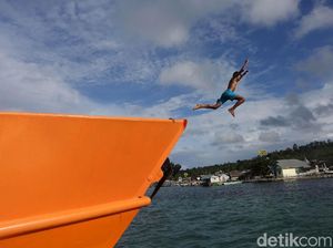 Potret Anak-anak Madopolo Bermain di Laut
