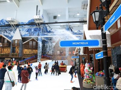 Foto Seru Main Salju di Trans Snow World Juanda Bekasi