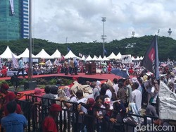 Massa Kampanye Akbar Prabowo Mulai Ramaikan Lapangan Karebosi Makassar