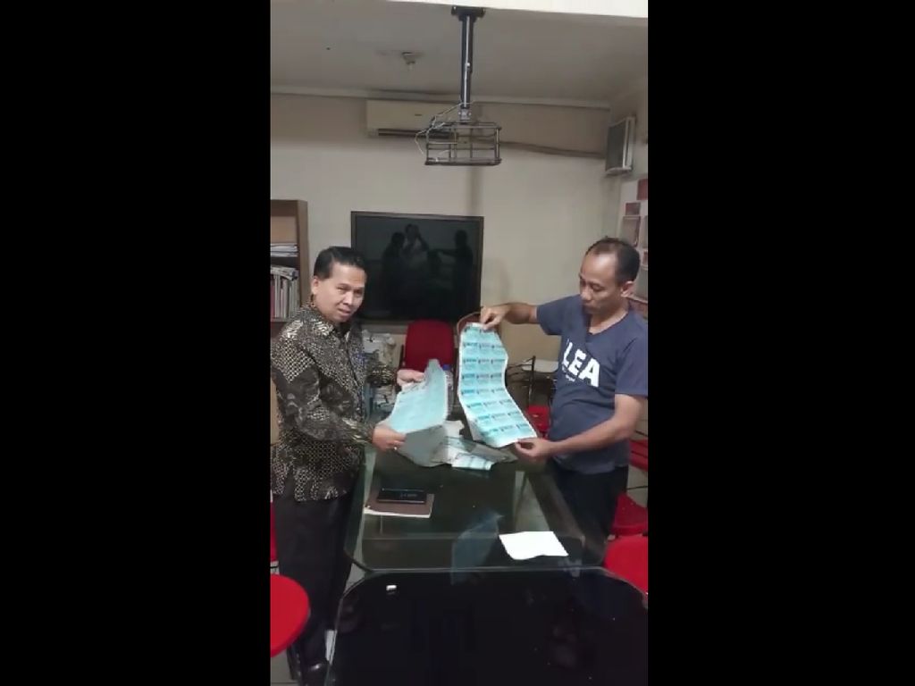 Kemendagri Pastikan Ribuan Pelapis di Depok Bukan Blangko e-KTP Kemendagri Pastikan Ribuan Pelapis di Depok Bukan Blangko e-KTP