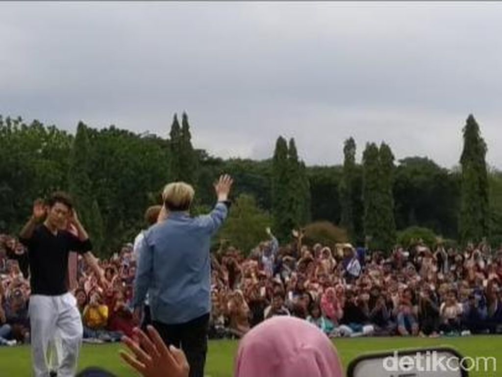 Lautan Fans Berdesakan di Candi Prambanan Demi Bertemu SuJu dan TVXQ Lautan Fans Berdesakan di Candi Prambanan Demi Bertemu SuJu dan TVXQ