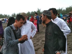 Seorang Bocah Hilang Terseret Ombak Pantai Kebumen Seorang Bocah Hilang Terseret Ombak Pantai Kebumen