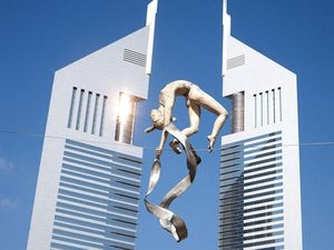 Tabrak Aturan Seni, Patung Penangkal Gravitasi Ini Dipuji Dunia