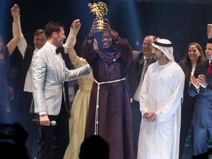 Sisihkan 80% Gajinya ke Murid, Guru IPA di Afrika Dapat Hadiah Rp 14 M