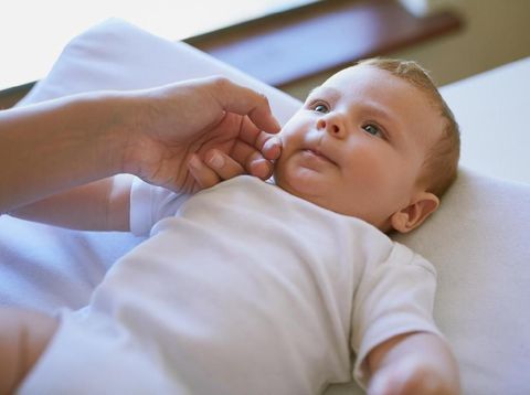 Mempertimbangkan Risiko dan Keuntungan Sunat Bayi Laki-laki