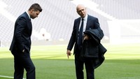 Manajer Tottenham Hotspur, Mauricio Pochettino, dan bos Daniel Levy tengah menginspeksi lapangan. Pochettino tentu berharap Levy akan menyediakan dana transfer besar untuk belanja pemain musim depan, setelah musim ini tidak sama sekali. (REUTERS)