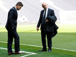 Manajer Tottenham Hotspur, Mauricio Pochettino, dan bos Daniel Levy tengah menginspeksi lapangan. Pochettino tentu berharap Levy akan menyediakan dana transfer besar untuk belanja pemain musim depan, setelah musim ini tidak sama sekali. (REUTERS)