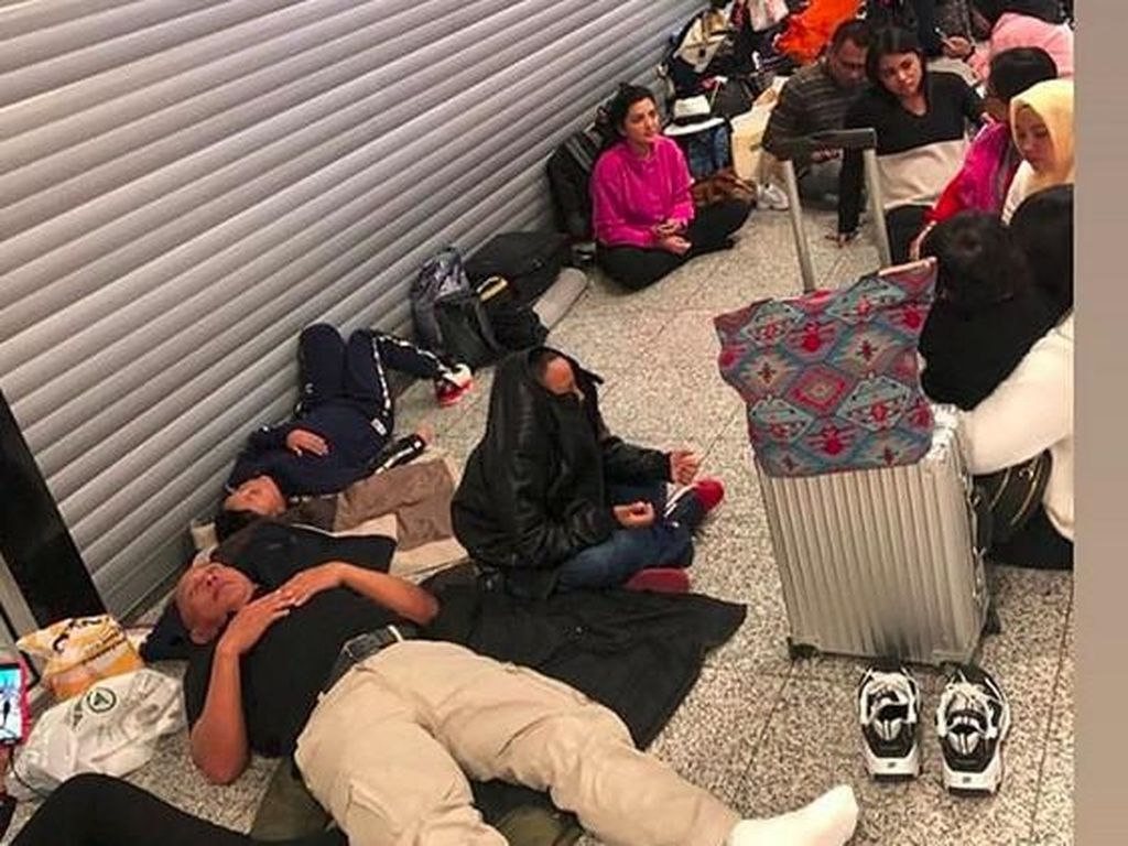 Kembali ke Indonesia, Keluarga Ashanty dan Anang Sempat Ngemper di Bandara Kembali ke Indonesia, Keluarga Ashanty dan Anang Sempat Ngemper di Bandara