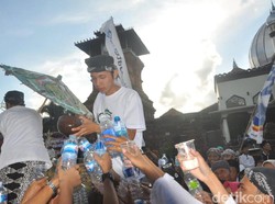 Meriahnya Kirab Air Sendang di Hari Jadi Menara Kudus