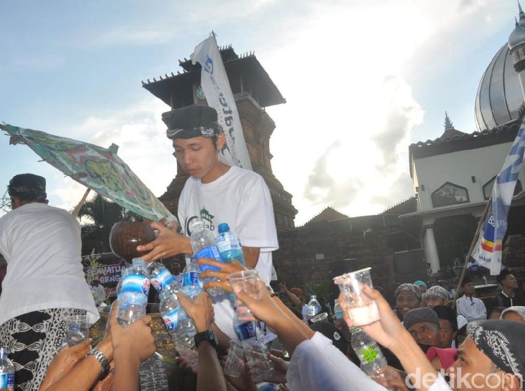 Meriahnya Kirab Air Sendang di Hari Jadi Menara Kudus Meriahnya Kirab Air Sendang di Hari Jadi Menara Kudus