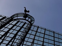 Tottenham Hotspur harus menunggu setahun lebih untuk mendiami stadion barunya tersebut setelah direnovasi. Logo ayam jantan berdiri tegak di atas atap stadion. (REUTERS)