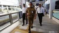 Momen Anies Tinjau Halte TransJ Bundaran HI yang Terintegrasi MRT
