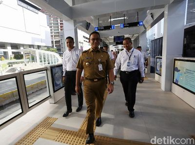 Momen Anies Tinjau Halte TransJ Bundaran HI yang Terintegrasi MRT