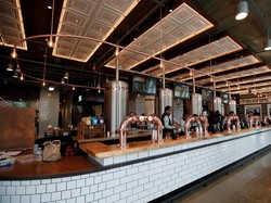 Stadion baru Spurs ini juga menyediakan bar atau kafe sebagai tempat bersantai para suporter sebelum menyaksikan pertandingan. Stadion ini menghabiskan dana Rp 16,065 triliun. (REUTERS)