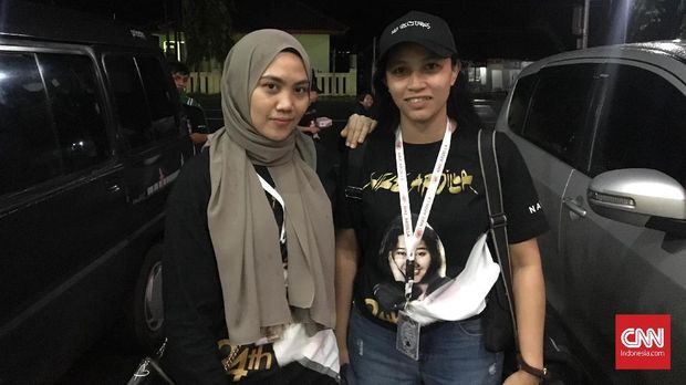 Dua penggemar Nike Ardilla dari Malaysia.