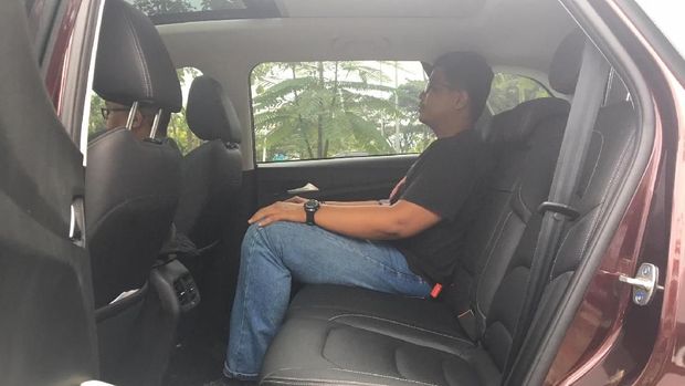 Kursi baris kedua Wuling Almaz.