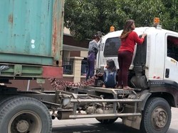 Bahaya! Kelakuan Kids Zaman Now Naik di Sambungan Truk Trailer