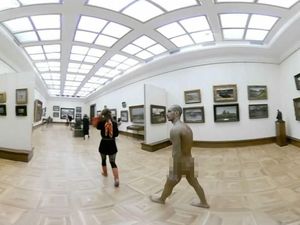 Pengunjung Bugil Kedapatan Keliling Museum di Rusia Pengunjung Bugil Kedapatan Keliling Museum di Rusia