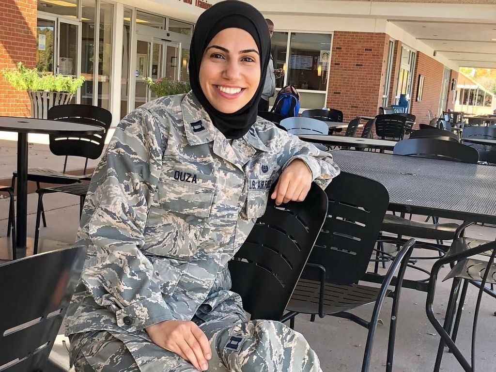 Tangguh, Ini Wanita Berhijab Pertama yang Jadi Anggota Militer AS Tangguh, Ini Wanita Berhijab Pertama yang Jadi Anggota Militer AS