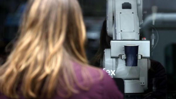 Robot Barista Jadi Obat Bosan Saat Nunggu Kopi Pesanan