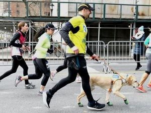 Dibantu Anjing Pemandu, Pria Tunanetra Ini Berhasil Finis Maraton Dibantu Anjing Pemandu, Pria Tunanetra Ini Berhasil Finis Maraton