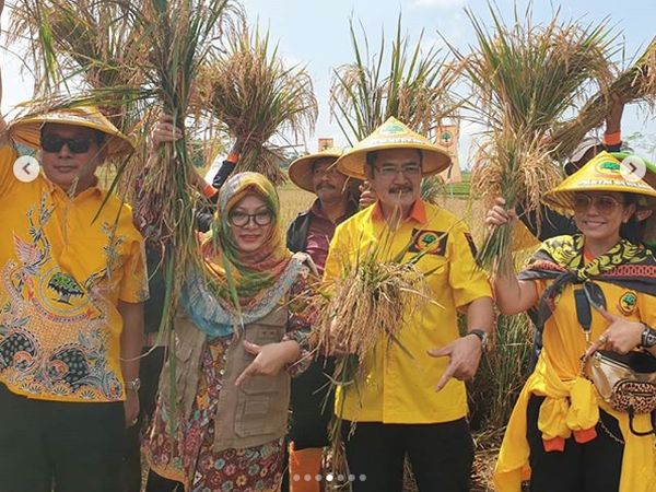 Wajah Happy Mayangsari saat Turun ke Sawah