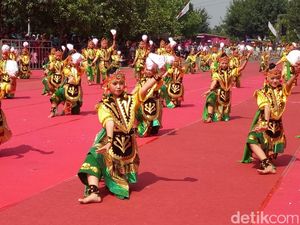 1.215 Penari Meriahkan HUT Kabupaten Kediri 1.215 Penari Meriahkan HUT Kabupaten Kediri