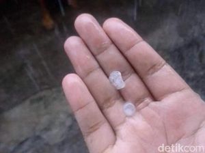 Hujan Lebat Disertai Butiran Es Melanda Pasuruan Hujan Lebat Disertai Butiran Es Melanda Pasuruan