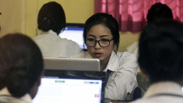 Siswa mengerjakan UNBK lewat laptopnya.
