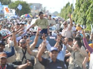 Saat Prabowo Buka Baju demi Eks Bupati Merauke Saat Prabowo Buka Baju demi Eks Bupati Merauke