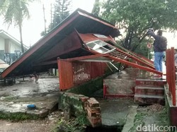 Hujan Disertai Angin Kencang, Halte Roboh dan Pohon Tumbang di Palembang
