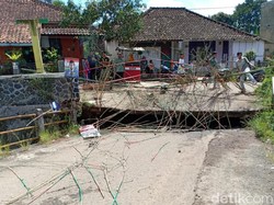 Jembatan Penghubung Dua Desa di Ciwidey Ambruk