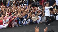 Momen Jokowi Ajak Relawan Foto Bersama di Kampanye Terbuka