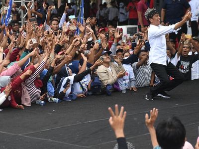 Momen Jokowi Ajak Relawan Foto Bersama di Kampanye Terbuka