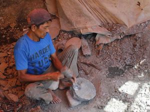 Melihat Produksi Cobek Padalarang di Kaki Gunung Halimun