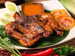 Pedas Menyengat Ayam Taliwang dan Plecing Kangkung Ada di Sini