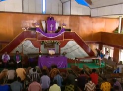 Gereja Terendam Banjir, Warga Gelar Ibadah di Atas Perahu
