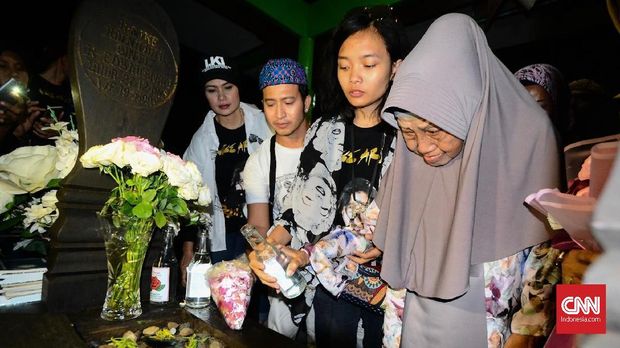 Fan membuka jalan untuk ibu Nike Ardilla.